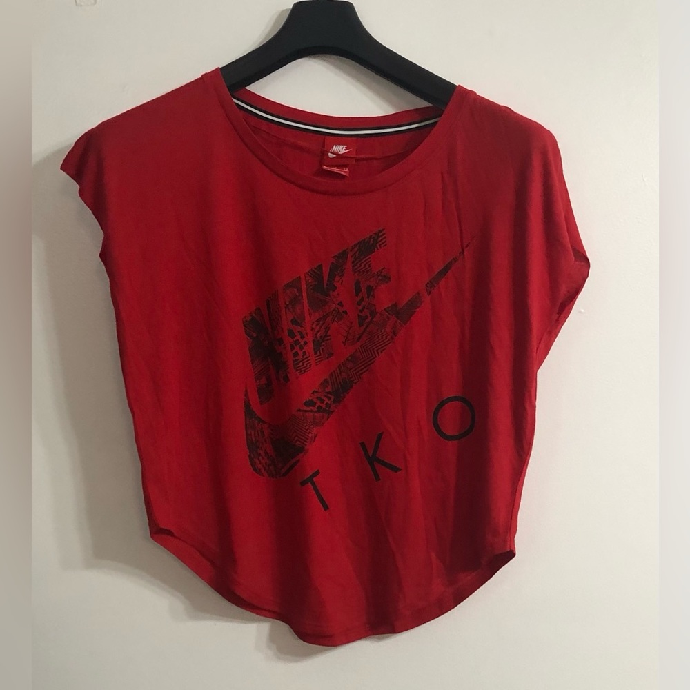 Nike women’s top Nike TKO graphic pull over short sleeves red. S/P